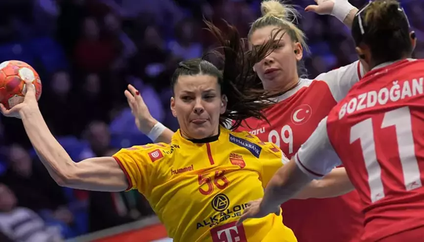 曼联对阵埃弗顿豪取42胜，太妃糖本赛季平均首发年龄最大